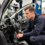 Mécanicien inspectant le tableau de bord d'une Opel Corsa avec le voyant clé orange allumé dans un garage automobile